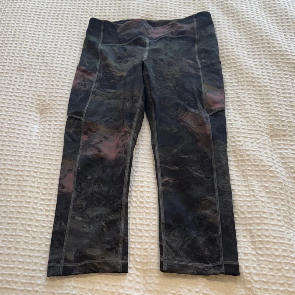 lululemon athletica Black & Subtle Pink Pattern Cropped Leggings